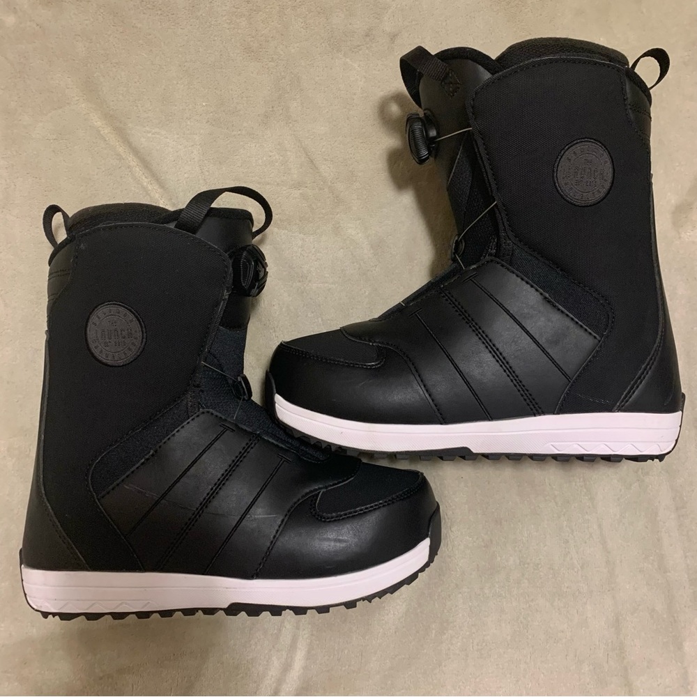 Snowboard boots